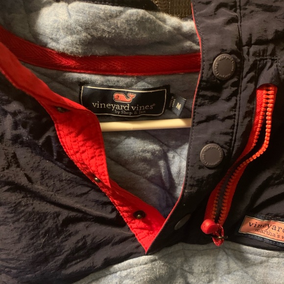 Vineyard Vines pullover Size Medium 4 button up - Picture 3 of 3